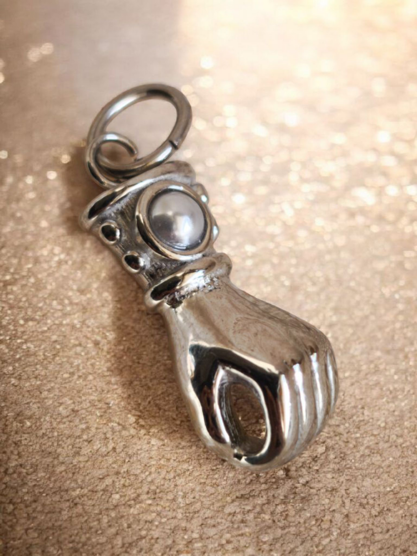 Charm Mano Vittoriana