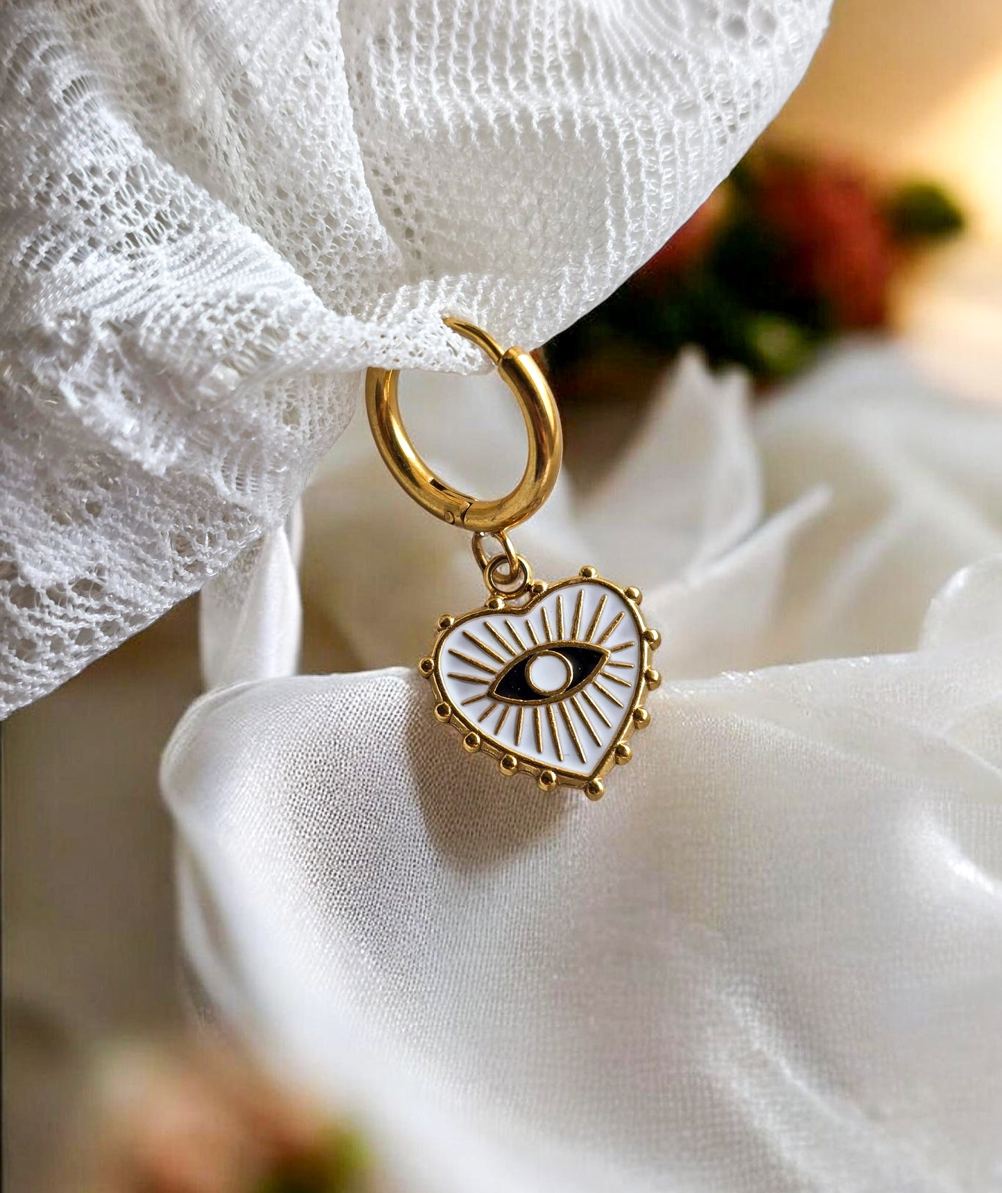 Single Earrings Heart White Eye