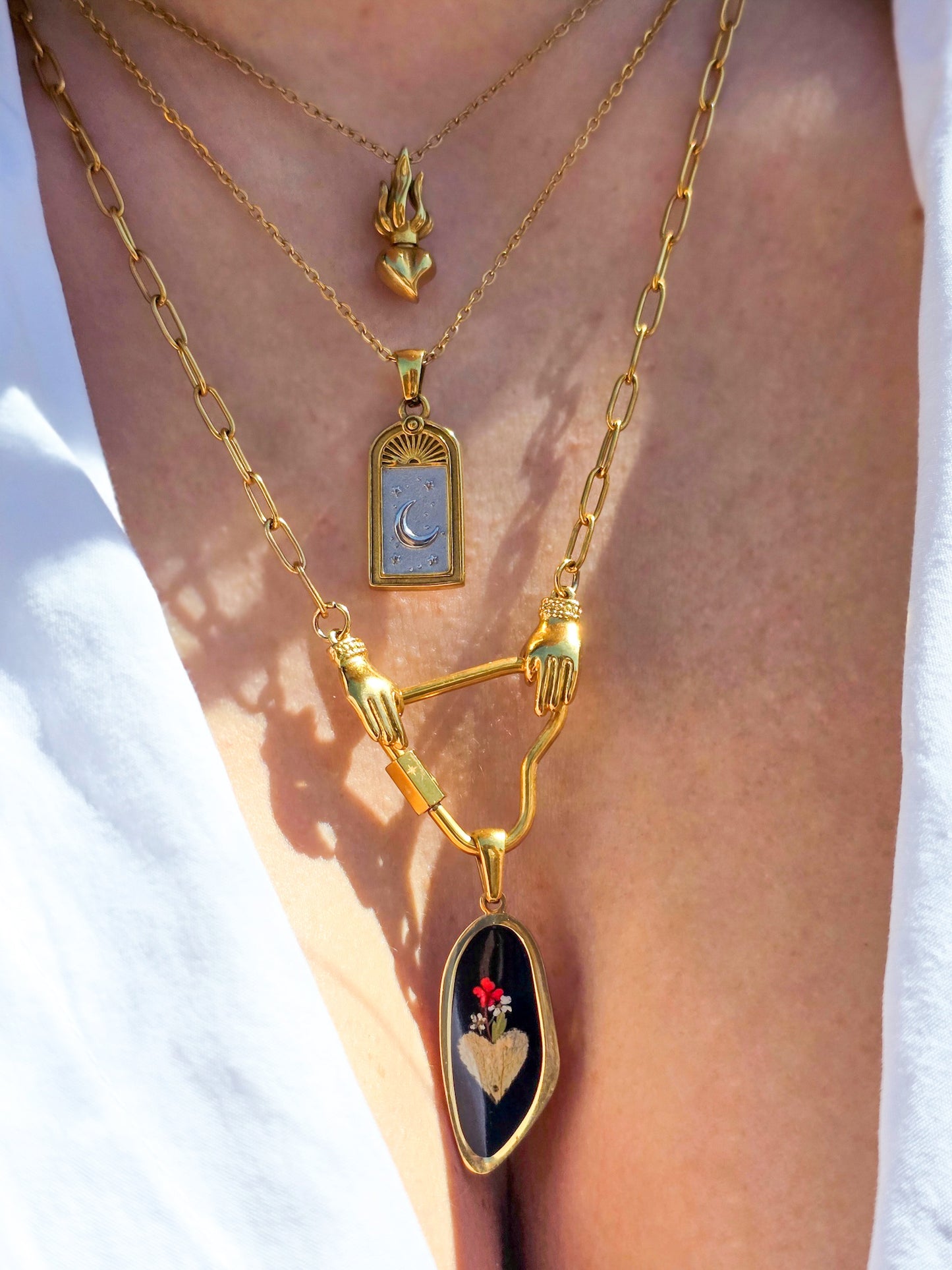 Cvore Hands Necklace