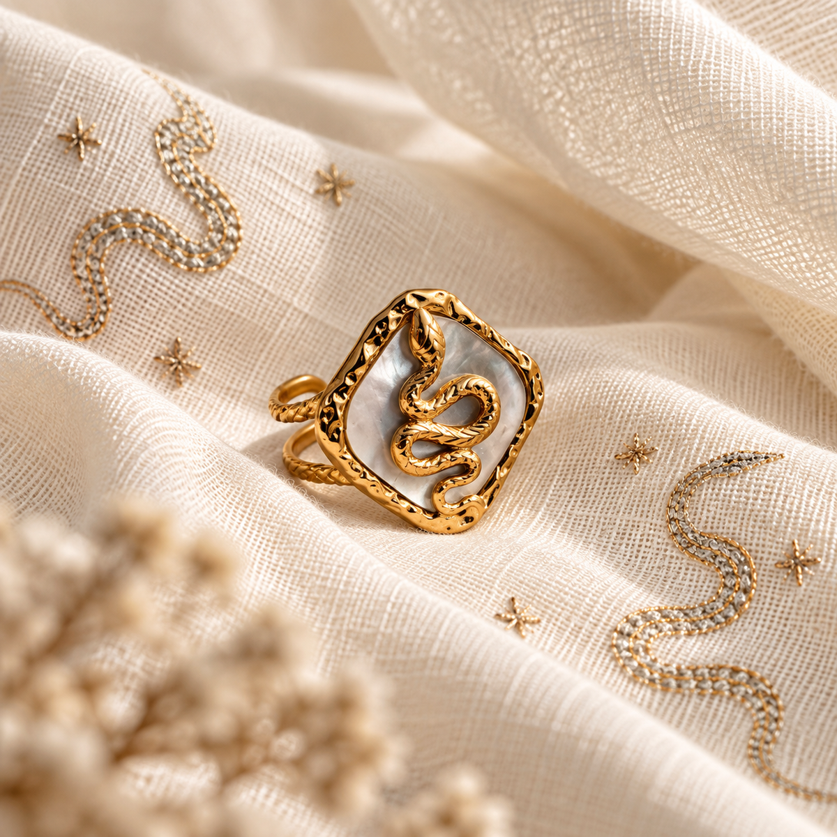 Reptilia Special Mother-of-Pearl Gold Ring