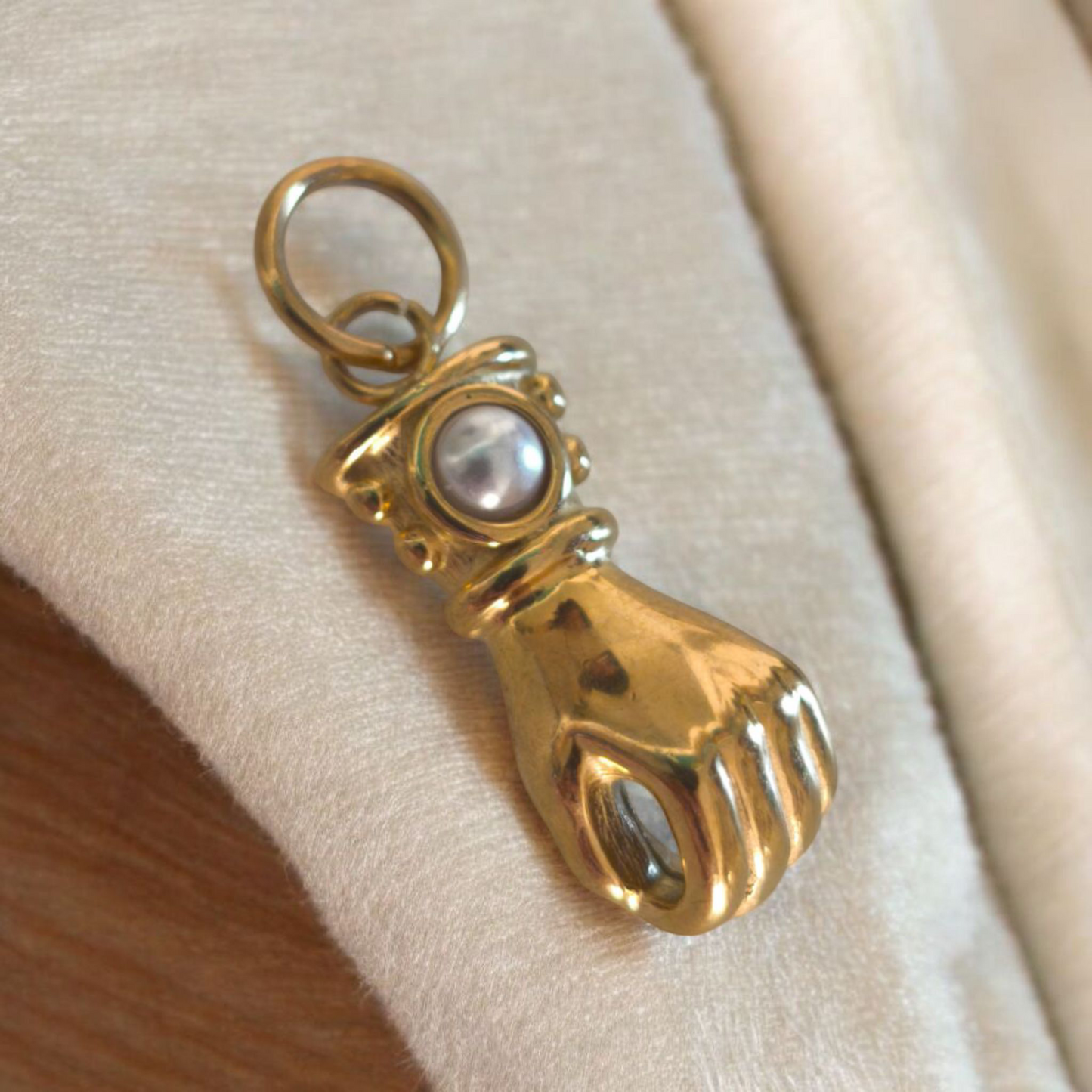 Charm Mano Vittoriana