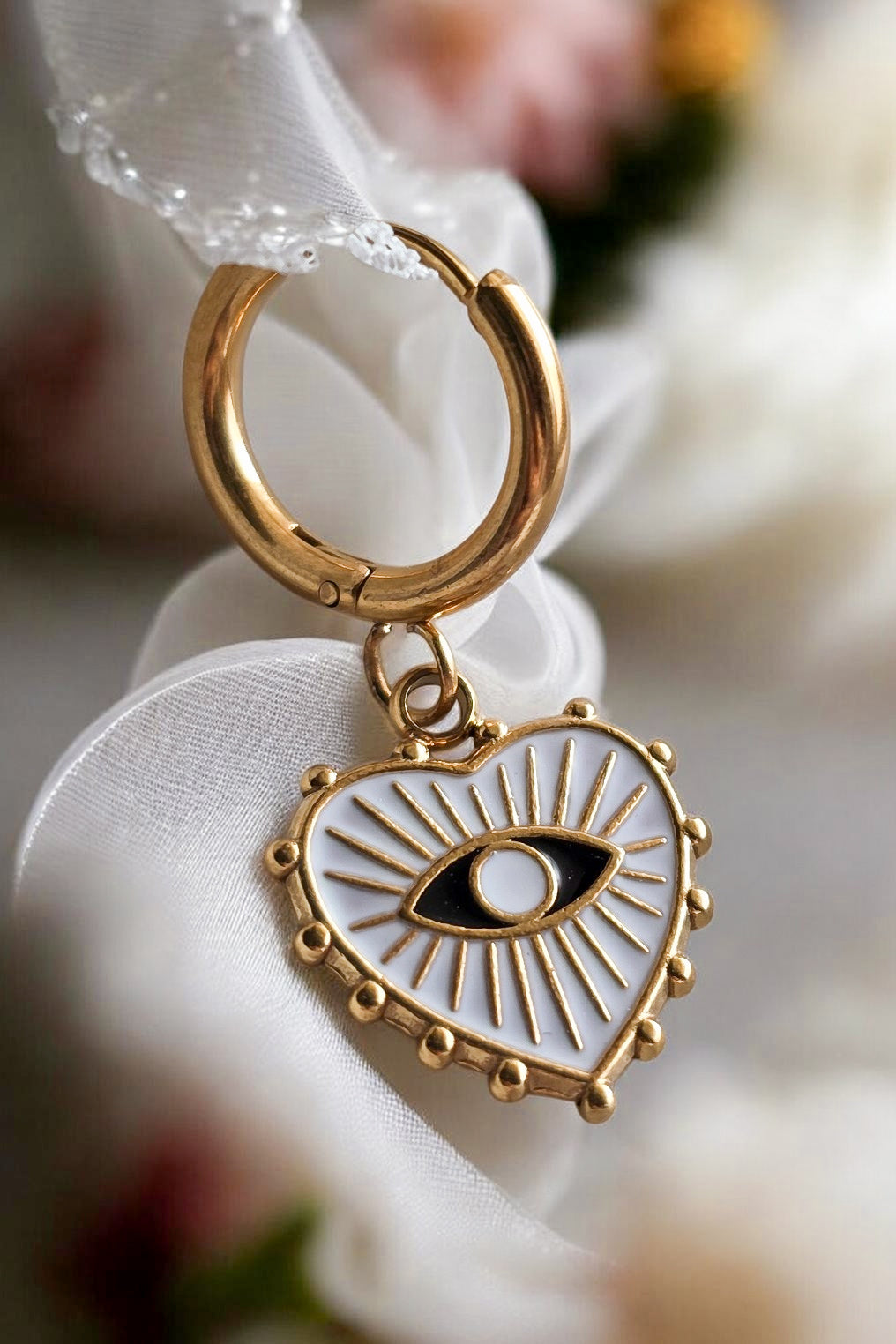 Single Earrings Heart White Eye