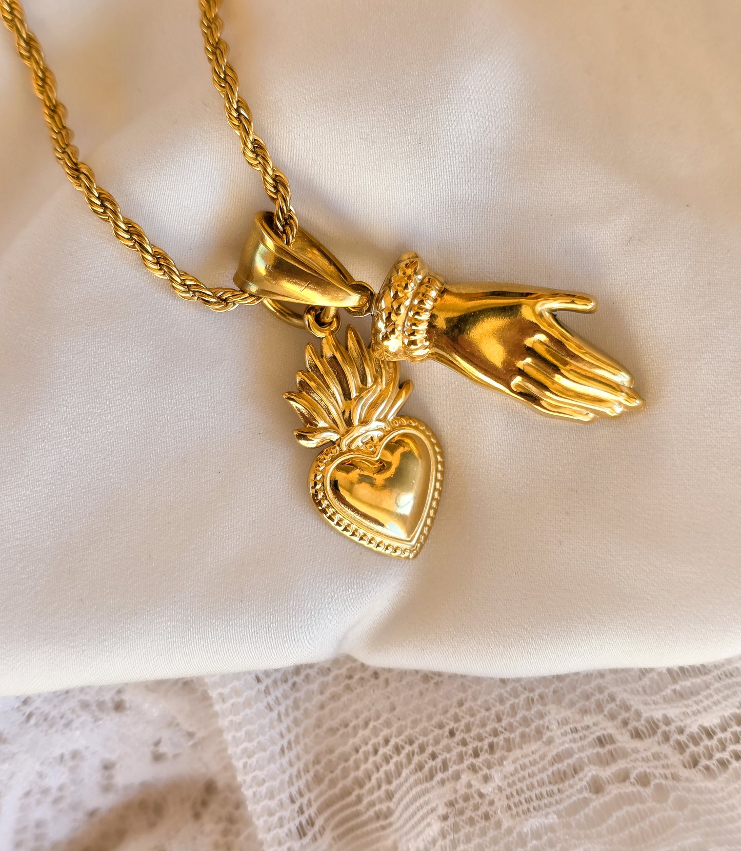 Charm Sacred Heart Gold