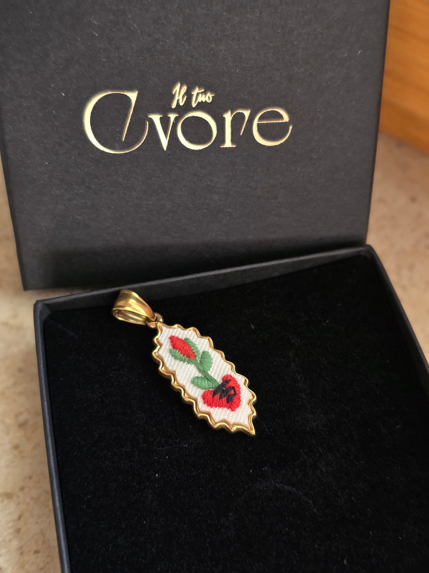 Charm Fiore Sacro Ricamo