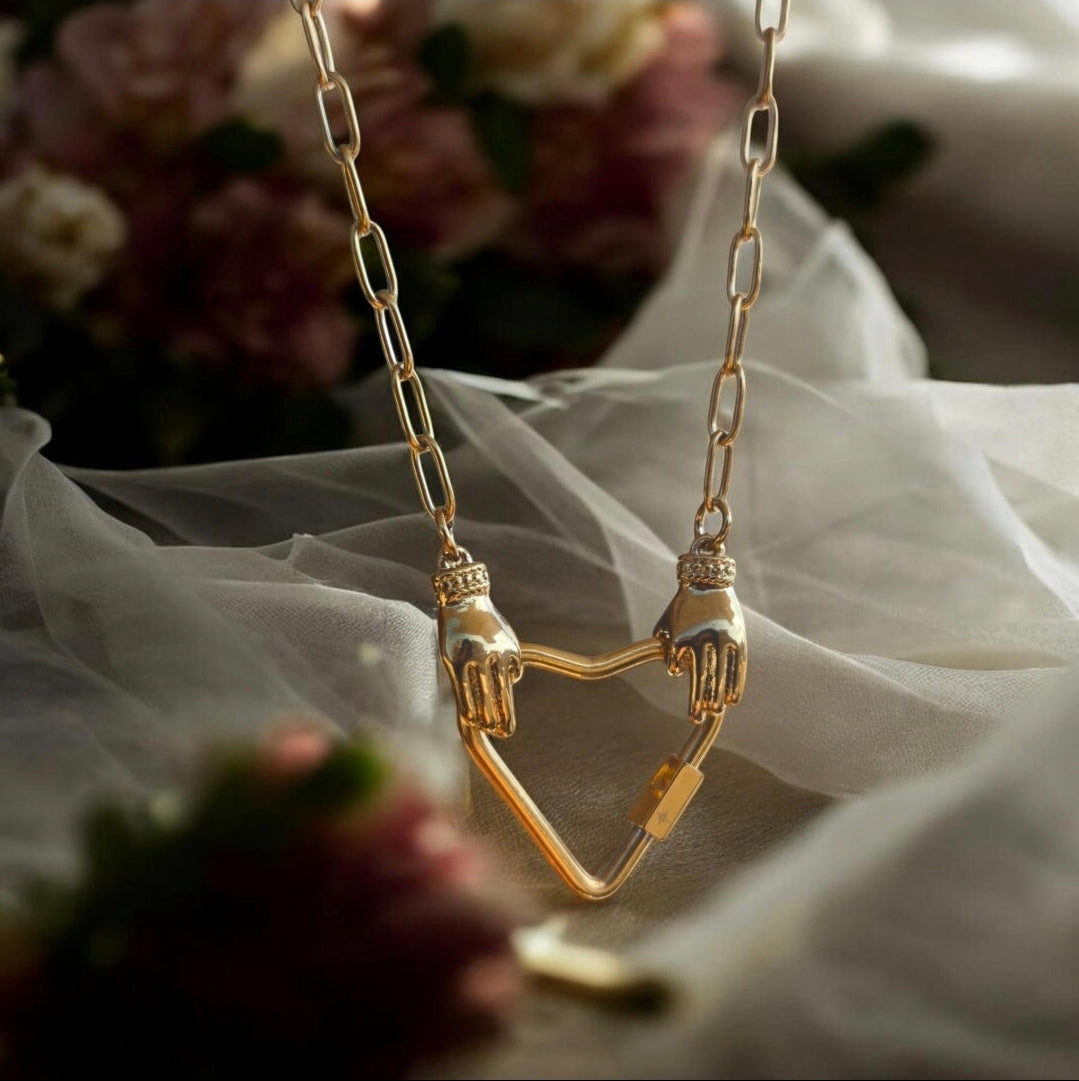 Cvore Hands Necklace