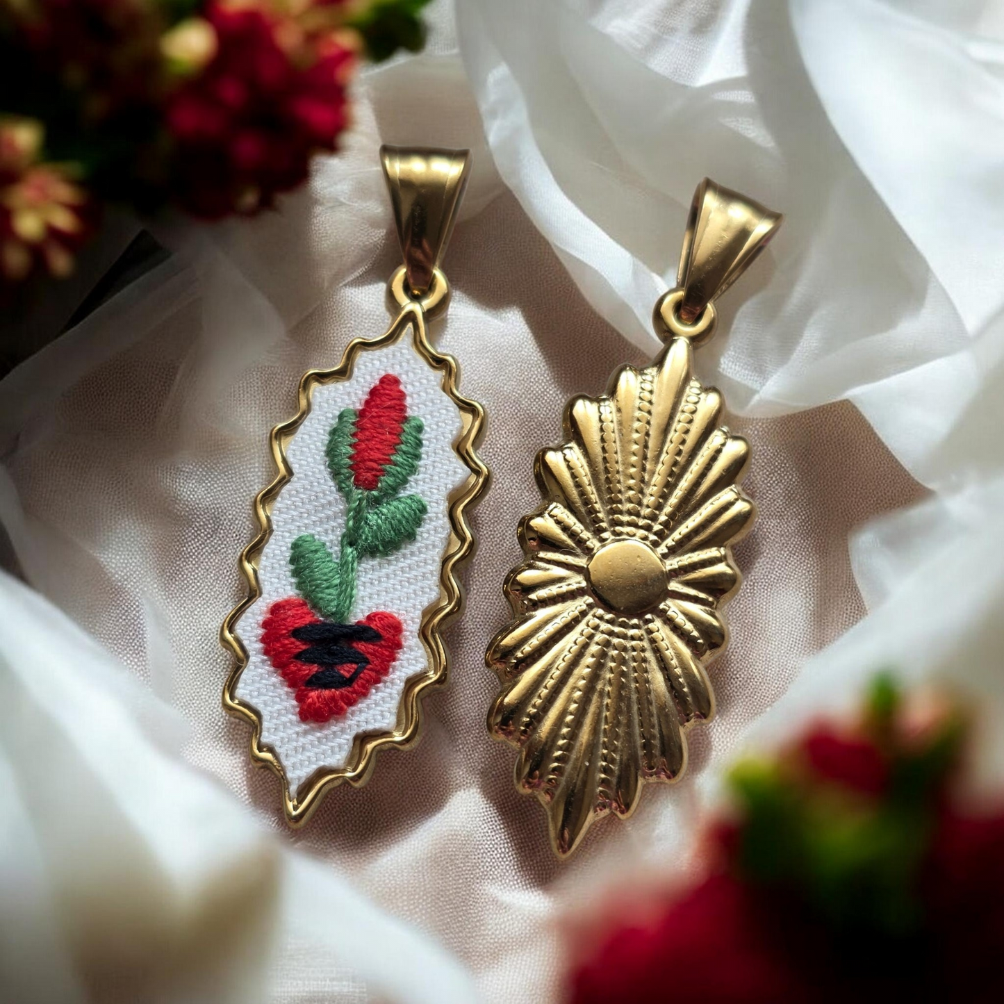 Charm Fiore Sacro Ricamo