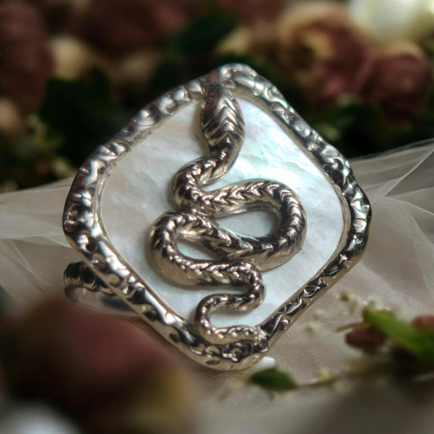 Reptilia Special Mother-of-Pearl Silver Ring
