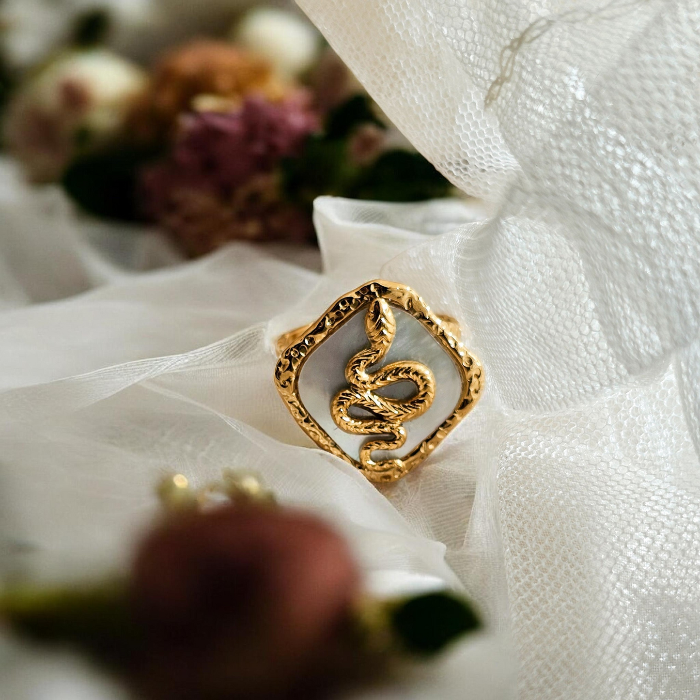Reptilia Special Mother-of-Pearl Gold Ring